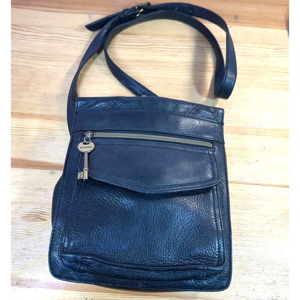 Vintage Fossil 75082 Black Leather Crossbody Bag Key Charm Y2K